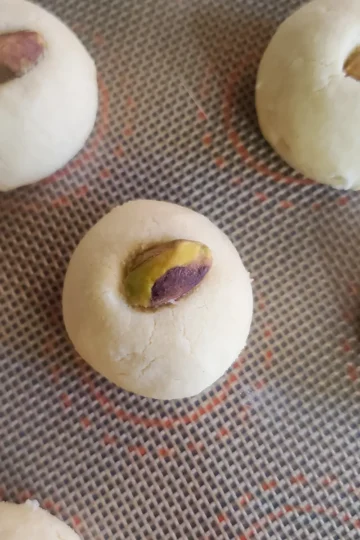 ghraybeh cookies cleveland cooking. buttery middle Eastern cookies that will melt in your mouth.