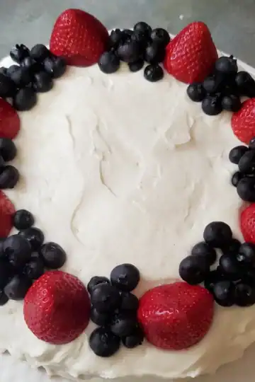 Vanilla cake with berries and Chantilly frosting.
